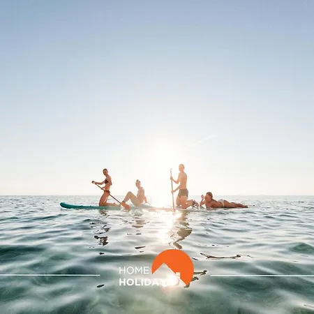 #005 Foxy B By Holidays