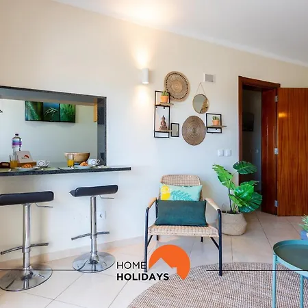 #005 Foxy B By Holidays Apartment *